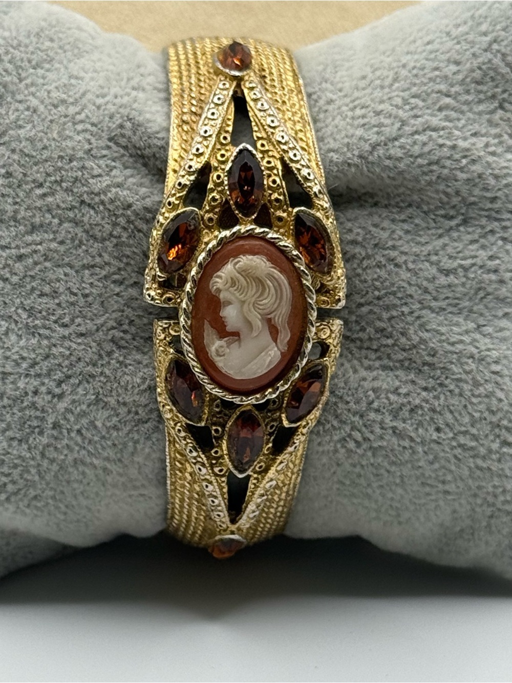 Vintage Geneva 17 Jewels Gold Tone w Rhinestone Hidden Bangle Watch Cameo